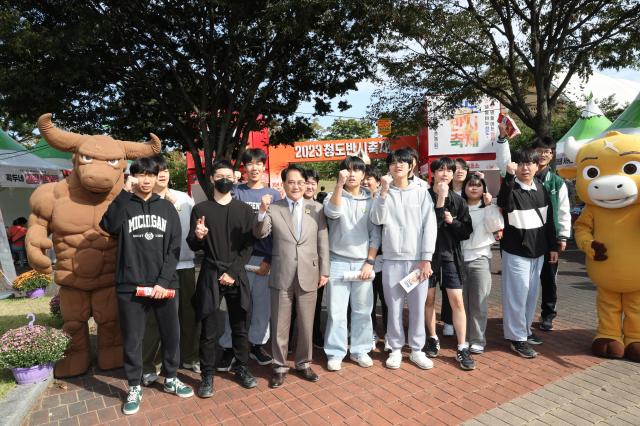 한국미래농업고등학교 청청새싹반 학생들이 청도반시축제 관람하고 김하수 청도군수맨 앞줄 오른쪽 세번째와 기념촬영 하고 있다사진청도군