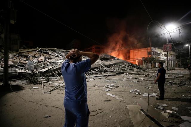 가자지구에 거주하는 팔레스타인 주민들이 9일현지시간 이스라엘 공습으로 불길에 휩싸인 거리를 바라보고 있다 사진EPA 연합뉴스