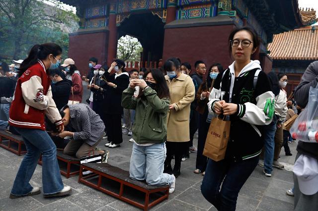 베이징 시내 티베트 불교사원인 융허궁을 찾아 불공을 드리는 청년들 사진로이터·연합뉴스
