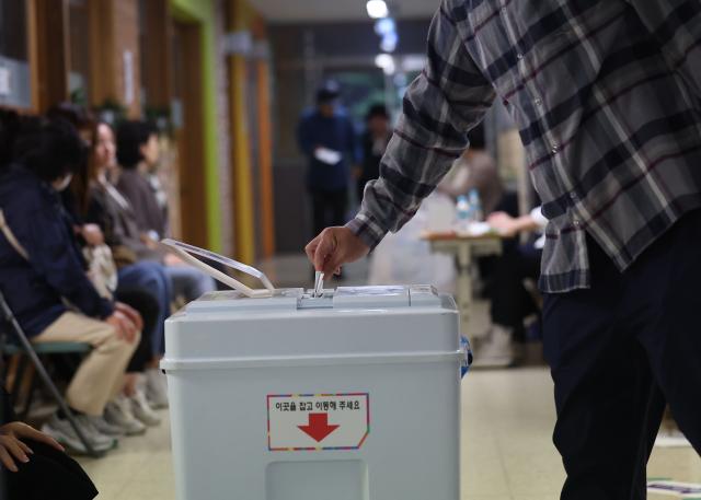 강서구청장 보궐선거날인 11일 오전 서울 강서구 양천초등학교에 마련된 가양1동 제1투표소에서 유권자들이 투표를 하고 있다 사진연합뉴스