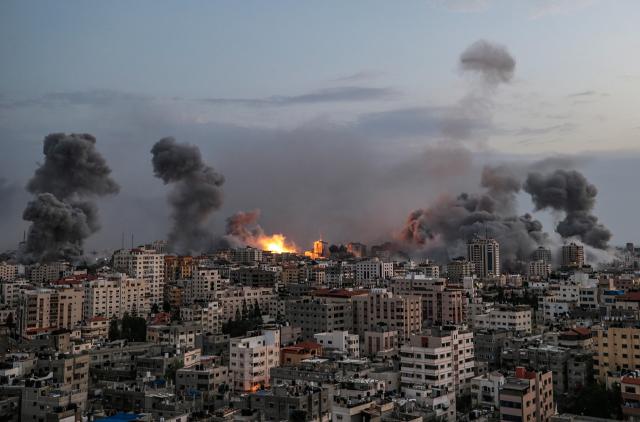 10월 9일현지시간 가자지구에 대한 이스라엘의 공습으로 연기가 피어오르는 모습 사진EPA 연합뉴스 
