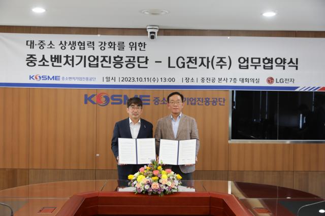 11일 경남 진주 중진공 본사에서 김문환 중진공 혁신성장본부장왼쪽과 김병수 LG전자 동반성장담당이 대중소 상생협력 강화 업무협약 후 기념촬영을 하고 있다사진중소벤처기업진흥공단