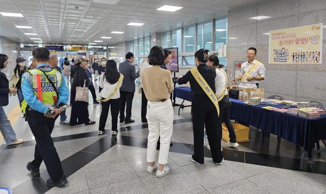 밀양시 직원들이 11일 동대구역에서 관광 홍보 부스를 운영하고 있다사진밀양시