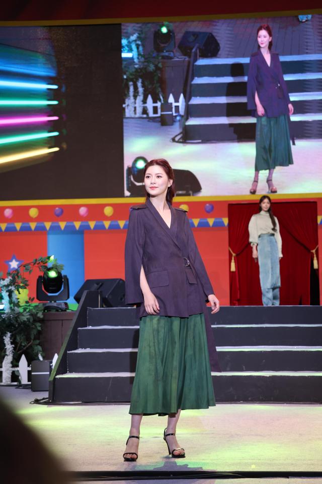  청도군이 청도반시축제의 테마로 개최한  2023 청도반시 감물염색 디자인 패션쇼”진행 모습사진청도군
