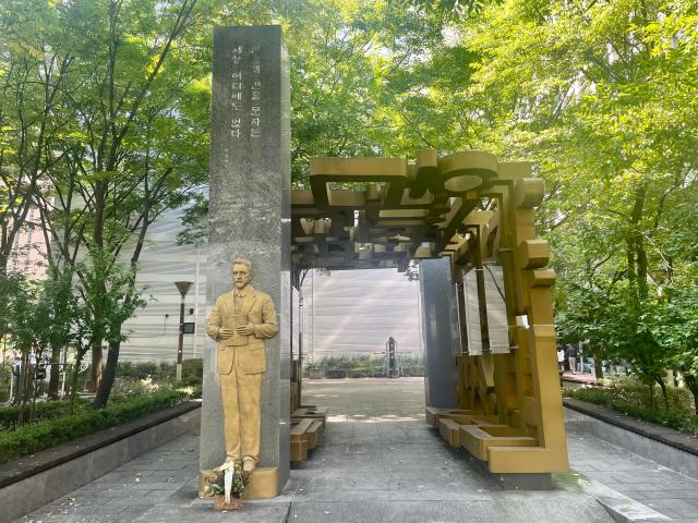 푸른 눈의 독립운동가로 최초의 교과서를 호머 헐버트 박사 동상이 서울 종로구 주시경마당에 자리하고 있다 사진김다이 기자