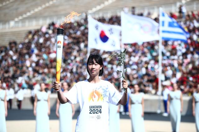 2024강원동계청소년올림픽 출전 선수가 채화식에서 성화를 들고 있다 사진그리스올림픽위원회