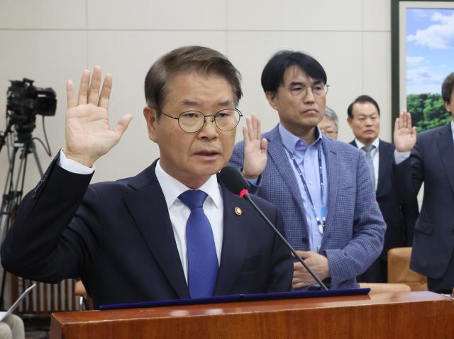 선서하는 이정식 고용노동부 장관
    서울연합뉴스 이정훈 기자  이정식 고용노동부 장관이 12일 국회 환경노동위원회에서 열린 고용노동부에 대한 국정감사에서 선서하고 있다 20231012
    uwg806ynacokr2023-10-12 102337
저작권자 ⓒ 1980-2023 ㈜연합뉴스 무단 전재 재배포 금지저작권자 ⓒ 1980-2023 ㈜연합뉴스 무단 전재 재배포 금지