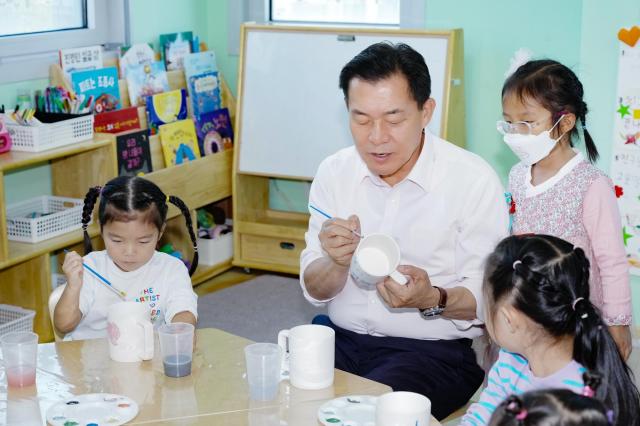 이재준 수원특례시장이 수원시청어린이집에서 일일 보조교사를 하고 있다 사진수원시