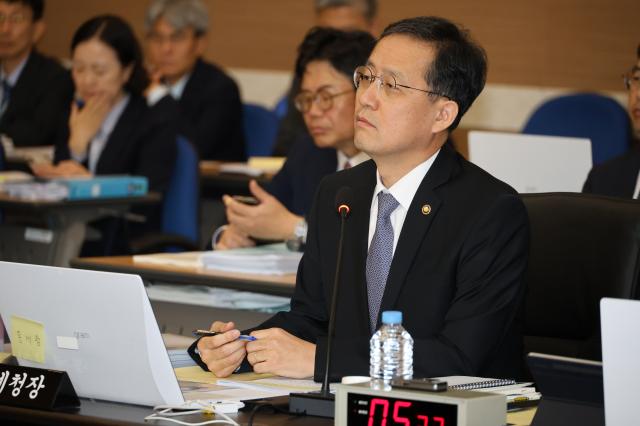 국감 참석한 이형일 통계청장
    대전연합뉴스 이주형 기자  이형일 통계청장이 12일 오전 대전 서구 정부대전청사에서 열린 국회 기획재정위원회 국정감사에서 쏟아진 전임 정부 통계 조작 의혹 관련 질의에 답변하고 있다 20231012
    cooleeynacokr2023-10-12 110559
저작권자 ⓒ 1980-2023 ㈜연합뉴스 무단 전재 재배포 금지저작권자 ⓒ 1980-2023 ㈜연합뉴스 무단 전재 재배포 금지