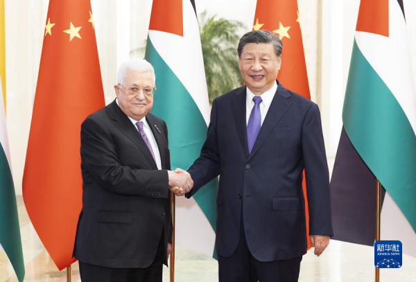 6월 시진핑 중국 국가주석오른쪽이 중국 베이징을 방문한 마무드 압바스 팔레스타인 자치정부 수반과 악수하고 있다 사진신화통신