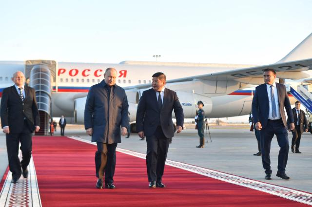12일현지시간 키르기스스탄 비슈케크 마나스 국제 공항에 도착한 블라디미르 푸틴 러시아 대통령왼쪽에서 두번째사진AFP연합뉴스