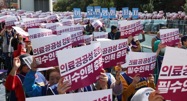 서울대병원 총파업 기자회견
    서울연합뉴스 최재구 기자  11일 서울 종로구 서울대학교병원에서 의료연대본부 총파업 총력투쟁 선포 기자회견이 열렸다 참석한 조합원들이 피켓을 들고 구호를 외치고 있다 20231011
     jjaeck9ynacokr2023-10-11 111033
저작권자 ⓒ 1980-2023 ㈜연합뉴스 무단 전재 재배포 금지저작권자 ⓒ 1980-2023 ㈜연합뉴스 무단 전재 재배포 금지