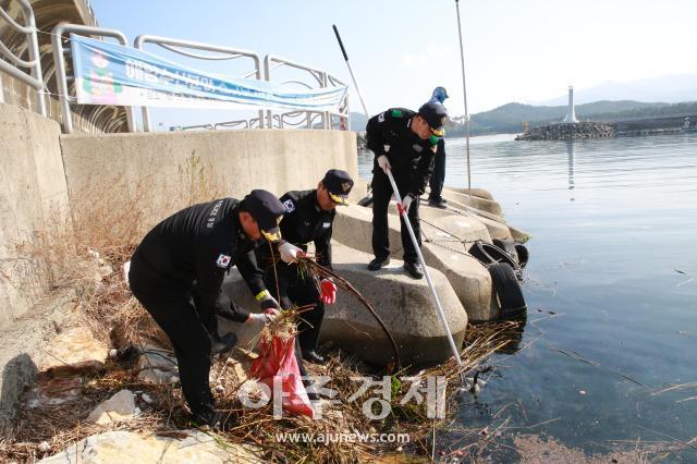 삼척 궁촌항 내 정화활동 중인 유충근 동해해경서장오른쪽 첫 번째사진동해해양경찰서