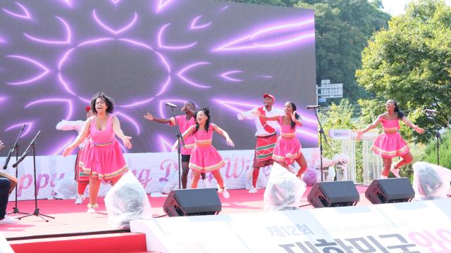 12일 충북 영동군에서 열린 2023 영동세계민속축제에서 남아프리카공화국 엠포니 뮤직댄스그룹이 전통 공연을 선보이고 있다 사진영동군