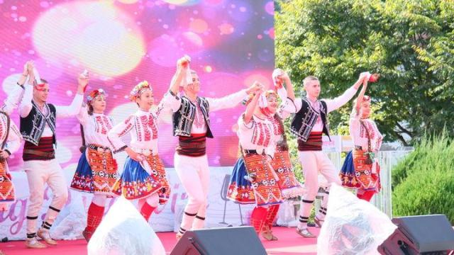 12일 충북 영동군에서 열린 2023 영동세계민속축제에서 불가리아 공연단이 전통 공연을 선보이고 있다 사진영동군