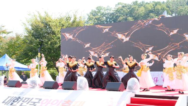 12일 충북 영동군에서 열린 2023 영동세계민속축제에서 태국 공연단이 전통 공연을 선보이고 있다. [사진=영동군]