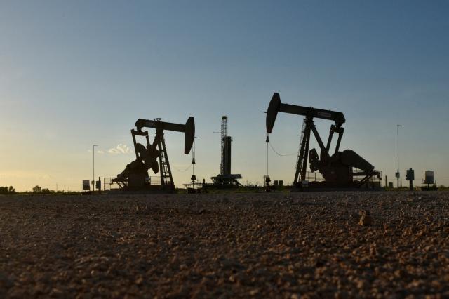 FILE PHOTO FILE PHOTO Pump jacks operate in front of a drilling rig in an oil field in Midland Texas US August 22 2018 REUTERSNick OxfordFile Photo2023-10-12 182611
저작권자 ⓒ 1980-2023 ㈜연합뉴스 무단 전재 재배포 금지undefined