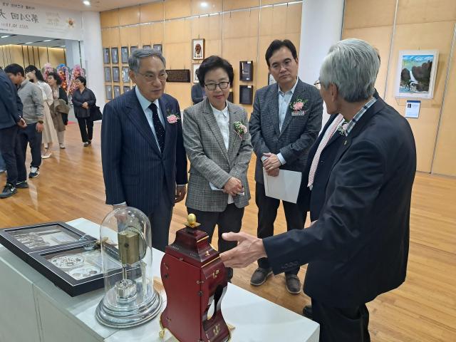 대한민국명장회 대경지회전 관람 장면 사진경상북도