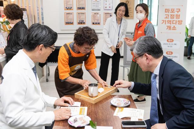 어르신 바리스타가 마포구 치매안심센터 고정형 기억다방에서 주문을 받아 서빙을 하고 있다 사진한독