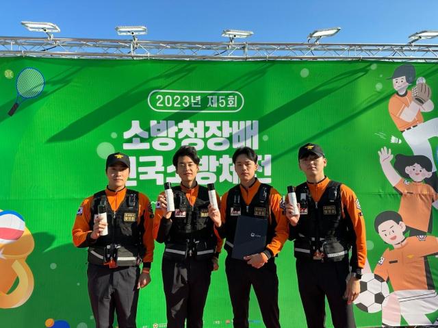 13일까지 거제시에서 진행되는 제5회 전국소방체전에 참여한 소방관들이 필리더스 스포츠 쿨링 바디워시를 들고 기념사진을 촬영하고 있다 사진동아제약