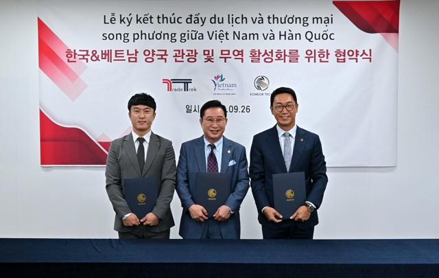 Các quan chức của Tổng cục Du lịch Việt Nam tại Hàn Quốc Kondor và Tradetrek chụp ảnh kỷ niệm sau khi ký thỏa thuận kinh doanh ẢnhKondor