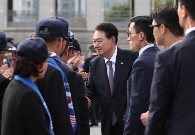 윤석열 대통령이 12일 오후 서울 용산 전쟁기념관 평화의광장에서 열린 제73주년 장진호 전투 기념행사가 끝난 뒤 참석자들과 인사를 나누고 있다 사진연합뉴스