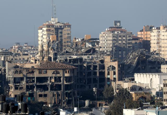 팔레스타인 무장 정파 하마스와 이스라엘 간 교전이 계속되는 가운데 13일현지시간 가자지구의 건물들이 이스라엘 공습으로 파괴된 모습 사진로이터 연합뉴스