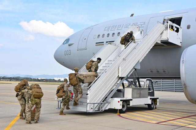 공군 공정통제사CCT가 지난 13일 긴급 해외공수 임무를 위해 KC-330 항공기에 탑승하고 있다사진국방부