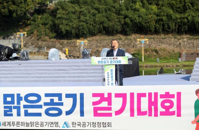 박일호 밀양시장이 삼문동 밀양강변 야외공연장 일원에서 열린 공기의 날 기념 제5회 맑은공기 걷기대회에 참석해 대회사를 하고 있다사진밀양시