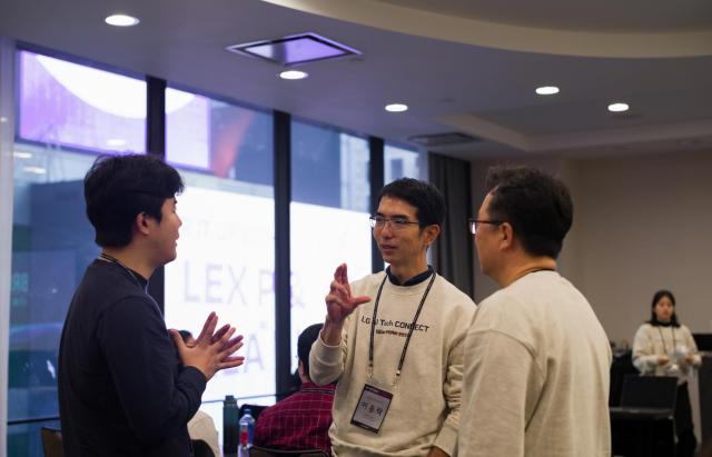 13일현지시간 미국 뉴욕에서 열린 LG AI Tech Connect에서 참가자들이 대화를 나누고 있는 모습 왼쪽 두 번째부터 이홍락 CSAI 최정규 멀티모달 AI연구그룹장 사진LG