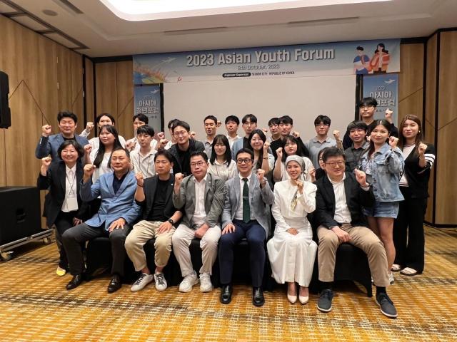 ‘아시아 청년 창업 포럼’ 참석자들이 기념사진을 촬영하고 있다 사진수원시
