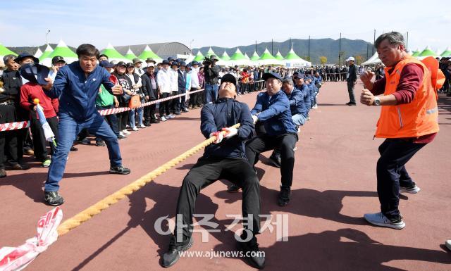 대구광역시 군위군은 제47회 군위군민 체육대회가 지난 13일 군위종합운동장에서 1만여 명이 참여하는 ‘아름다운 변화 행복한 군위’란 슬로건으로 축제 한마당이 이뤄졌다 사진군위군