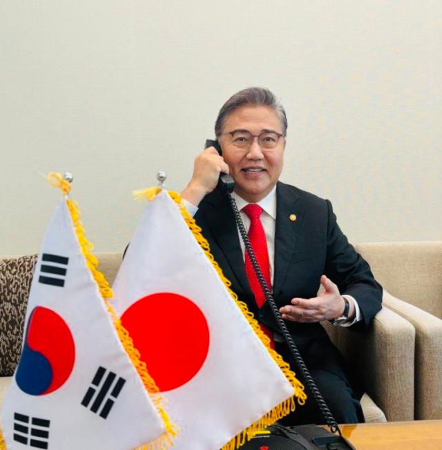 박진 외교부 장관이 15일 오전 가미카와 요코 일본 외무상과 전화통화를 하고 있다 사진외교부