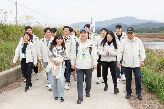 김윤 삼양그룹 회장이 임직원들과 해리염전 둘레길 트레킹을 하고 있다사진삼양그룹