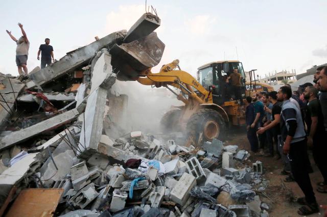 이스라엘군의 공습 후 폐허가 된 가자지구 내 주택의 잔해를 치우고 있는 불도저사진AFP연합뉴스