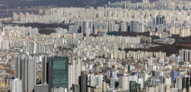 25일 오후 서울 송파구 롯데월드타워 전망대 서울스카이에서 바라본 시내 아파트 단지 모습 20230125사진유대길 기자 dbeorlf123ajunewscom