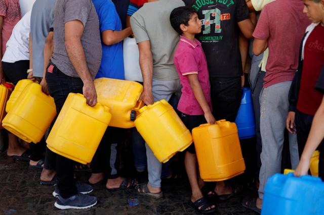 팔레스타인 소년이 10월 15일현지시간 가자지구 남부 칸 유니스에서 물을 받으려고 줄 서고 있다 이스라엘의 봉쇄로 가자지구에 물과 연료 공급이 끊기면서 인도주의적 위기가 커진 가운데 이날 이스라엘은 가자지구 남부에 물 공급을 재개했다 사진로이터 연합뉴스