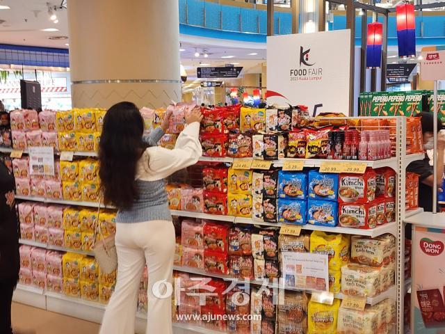 지난 13일 말레이시아 쿠알라룸푸르 선웨이 피마미드에서 진행된 K-Food 페어에서 한 관람객이 한국산 가공 식품을 살펴보고 있다사진김성서 기자