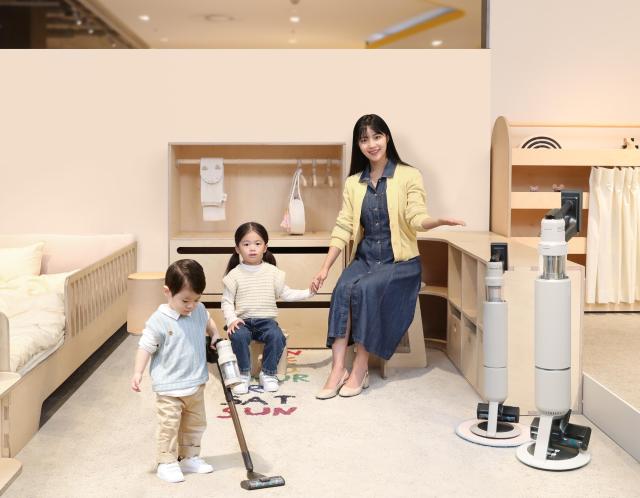 삼성전자가 무선 스틱청소기 비스포크 제트 AI를 통해 온 가족에게 즐거운 청소 문화를 제안하는 JETSETGO젯셋고 챌린지를 진행한다
