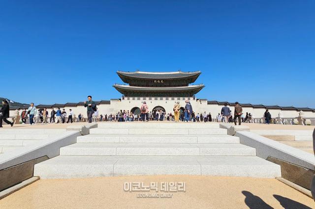 16일 낮 월대月臺와 현판이 복원된 광화문을 찾은 시민과 관광객들이 복원된 주변을 둘러보고 있다 사진박명섭 기자