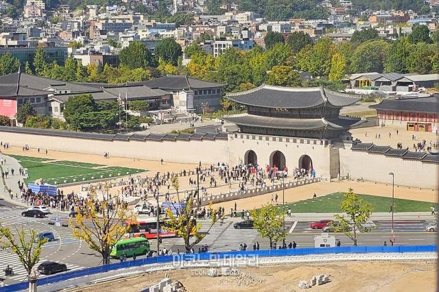 16일 낮 월대月臺와 현판이 복원된 광화문을 찾은 시민과 관광객들이 복원된 주변을 둘러보고 있다 사진박명섭 기자
