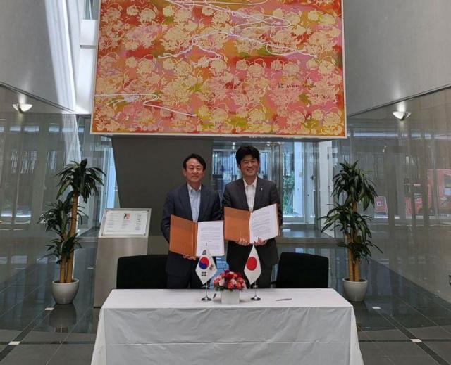 16일 일본 마루호 본사에서 진행된 지아이이노베이션의 GI-301 기술이전 협약식에서 이병건 지아이이노베이션 회장왼쪽과 아츠시 스기타 마루호 대표 모습 사진지아이이노베이션