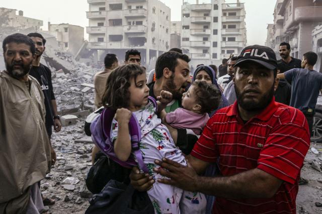 가자지구 주민들이 15일현지시간 이스라엘군 공격을 받은 남쪽 국경도시 라파에서 아이들을 대피시키고 있다 사진AFP 연합뉴스
