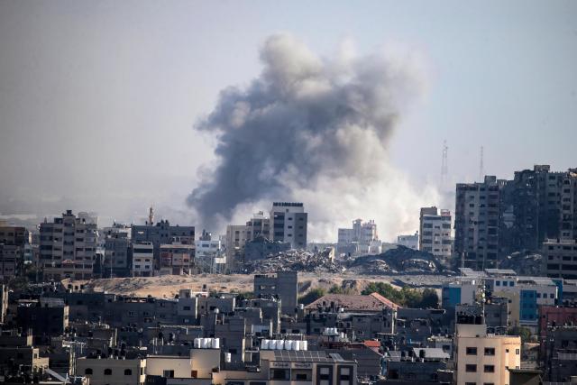 15일현지시간 이스라엘 공습을 받은 가자지구에서 검은 연기가 피어오르고 있다 사진EPA 연합뉴스