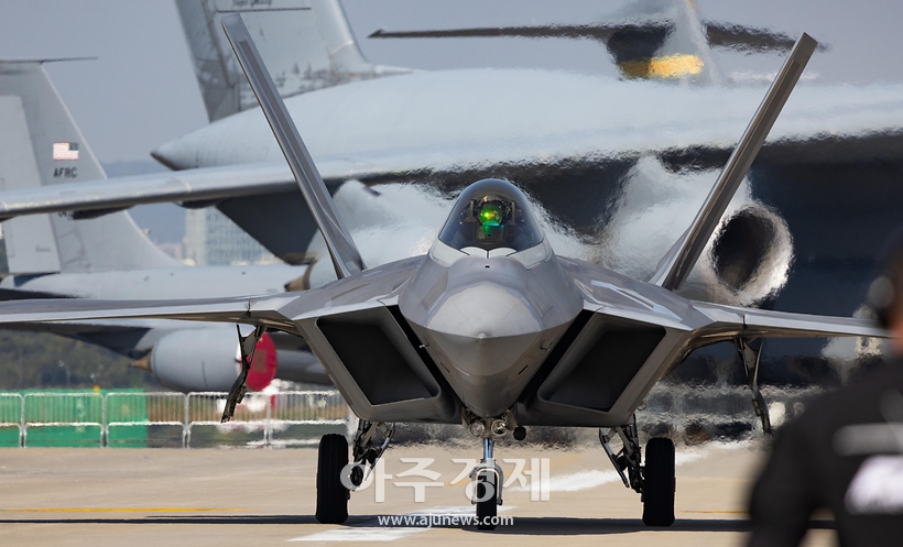 [슬라이드 포토] 세계 최강 전투기인 F-22 랩터, 서울 ADEX 2023 출격