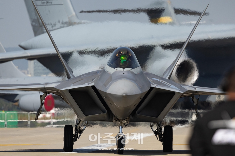 [슬라이드 포토] 세계 최강 전투기인 F-22 랩터, 서울 ADEX 2023 출격