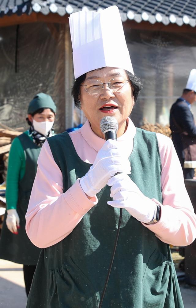 쌀문화축제 가마솥밥에서 인사하는 김경희시장