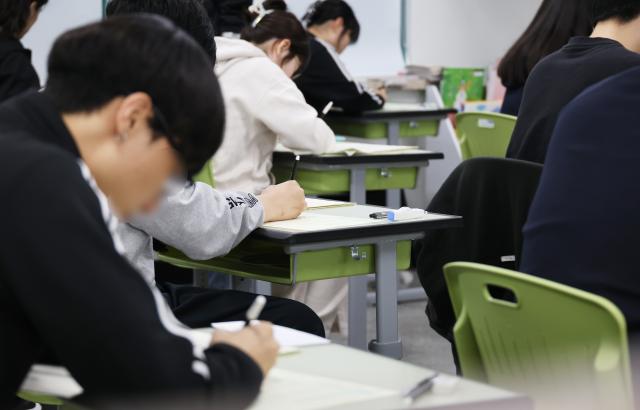 서울 광진구 광남고등학교에서 고3 수험생들이 시험문제지를 살펴보고 있다 사진연합뉴스