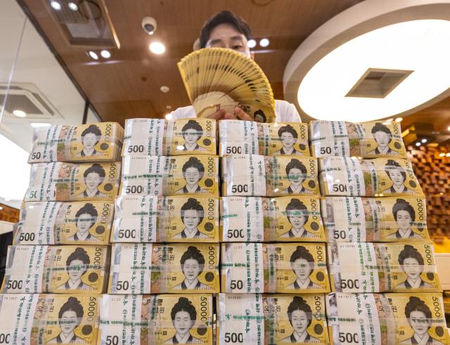 서울 중구 하나은행 본점 위변조대응센터에서 관계자가 5만 원 권 지폐들을 정리하는 모습 사진연합뉴스