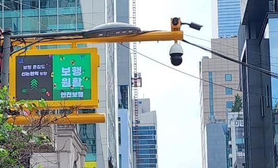 서울시가 재난 대비를 위해 도입한 인파감지 CCTV 와 알림 표지판 사진서울시